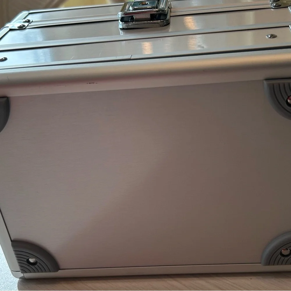 Aluminum makeup artist box